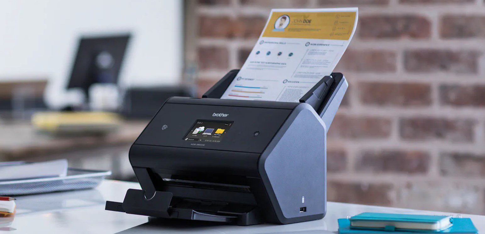 Alt text (in Italian):
Scanner documentale Brother in ufficio, ponte tra carta e digitale.