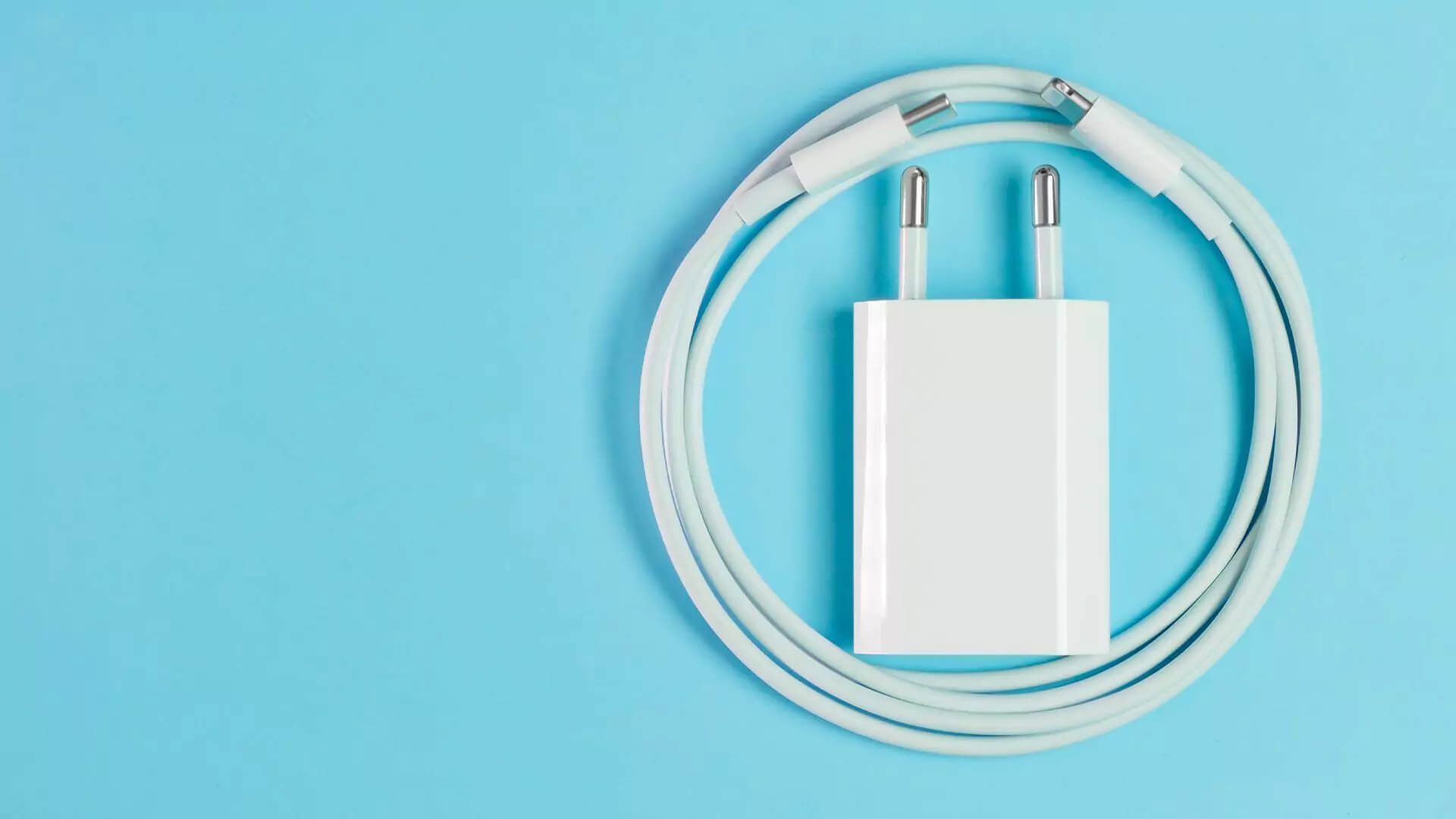 Caricabatterie unico universale su sfondo azzurro, simbolo di innovazione.