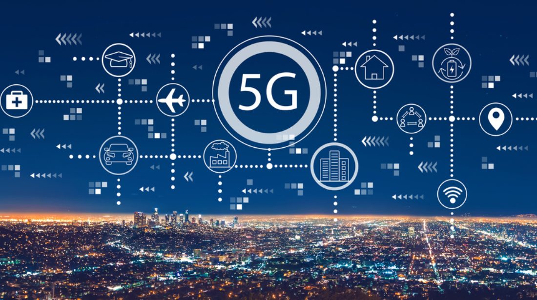 Testo alternativo (alt text) in italiano:5G alta velocità connessa alla tecnologia del futuro su città smart