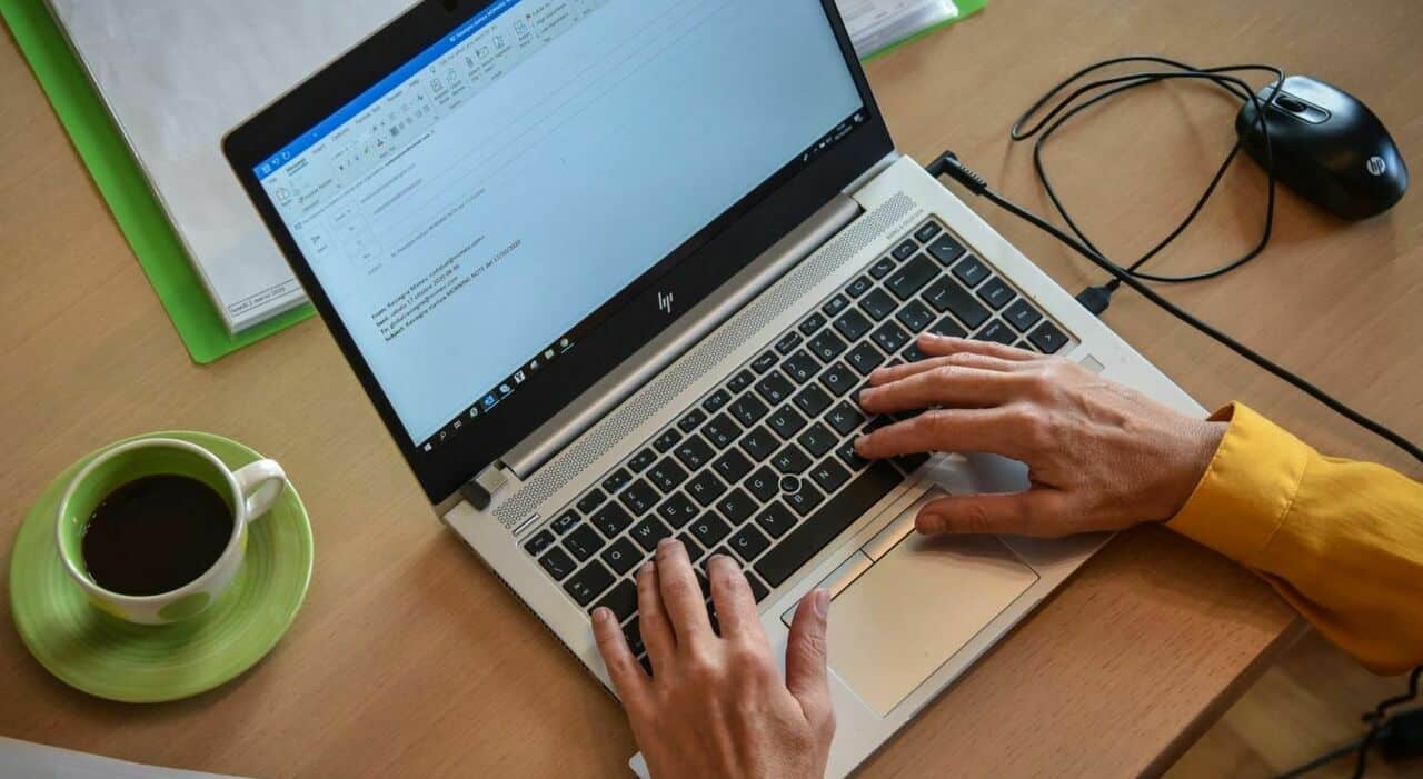 Lavoro da remoto con laptop e strumenti per lo smart working.