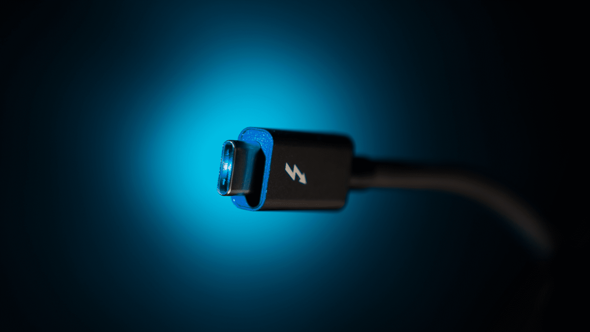 Alt text (in Italian):Connettore Thunderbolt 5 su sfondo blu, nuova versione in arrivo