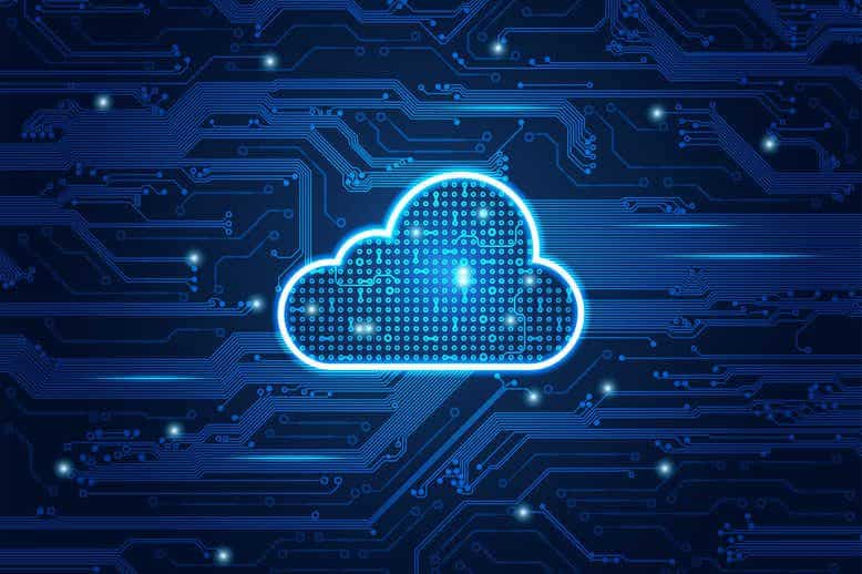 Alt text (in Italian):  
Icona cloud digitale su circuito elettronico, simbolo del cloud computing.