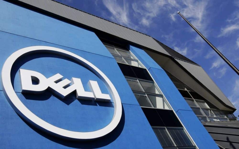 Alt text (in Italian):Logo Dell su edificio moderno, simbolo del successo nel mondo PC assemblati
