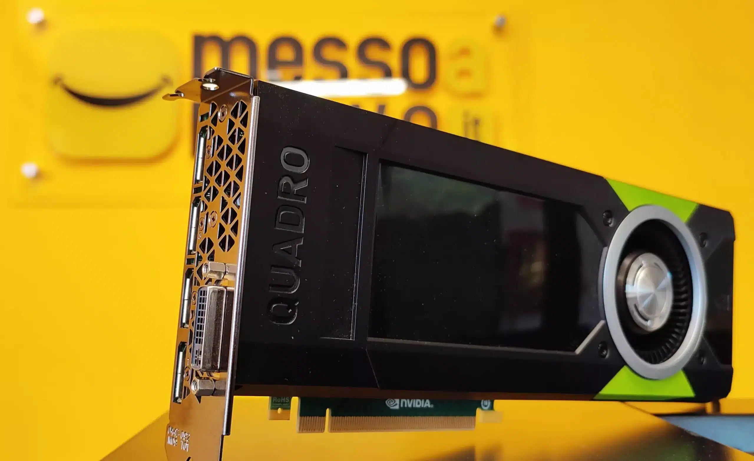 **Alt text (in Italian):**  
Scheda video NVIDIA Quadro per Gpu Editing su sfondo giallo brillante.