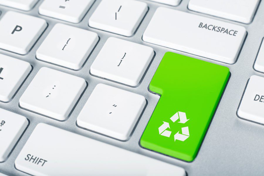 Alt text (in Italian):Tastiera con tasto verde riciclo, simbolo dei computer ricondizionati