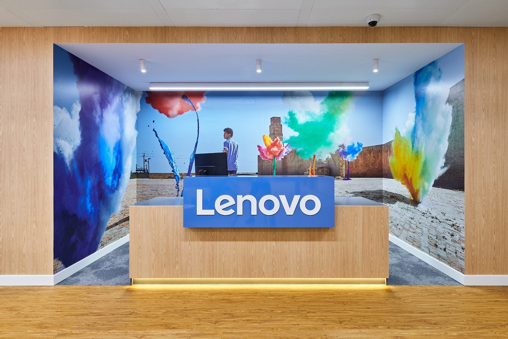 **Testo alternativo (alt text) in italiano:**  
Reception Lenovo con logo su sfondo colorato e design moderno.