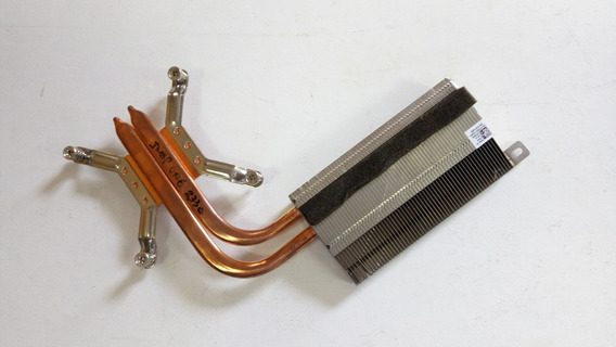Dissipatore di calore per notebook ricondizionato in rame e alluminio su sfondo bianco