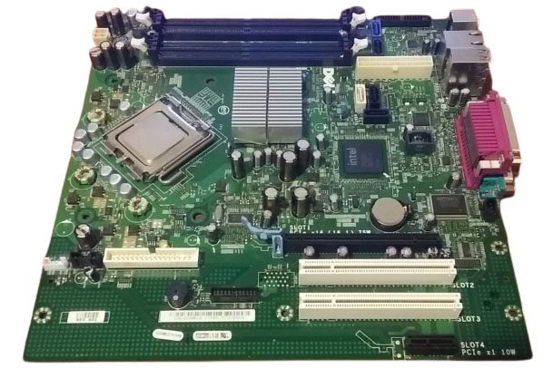 Scheda madre per PC desktop su sfondo bianco, hardware ricondizionato Messoanuovo.it
