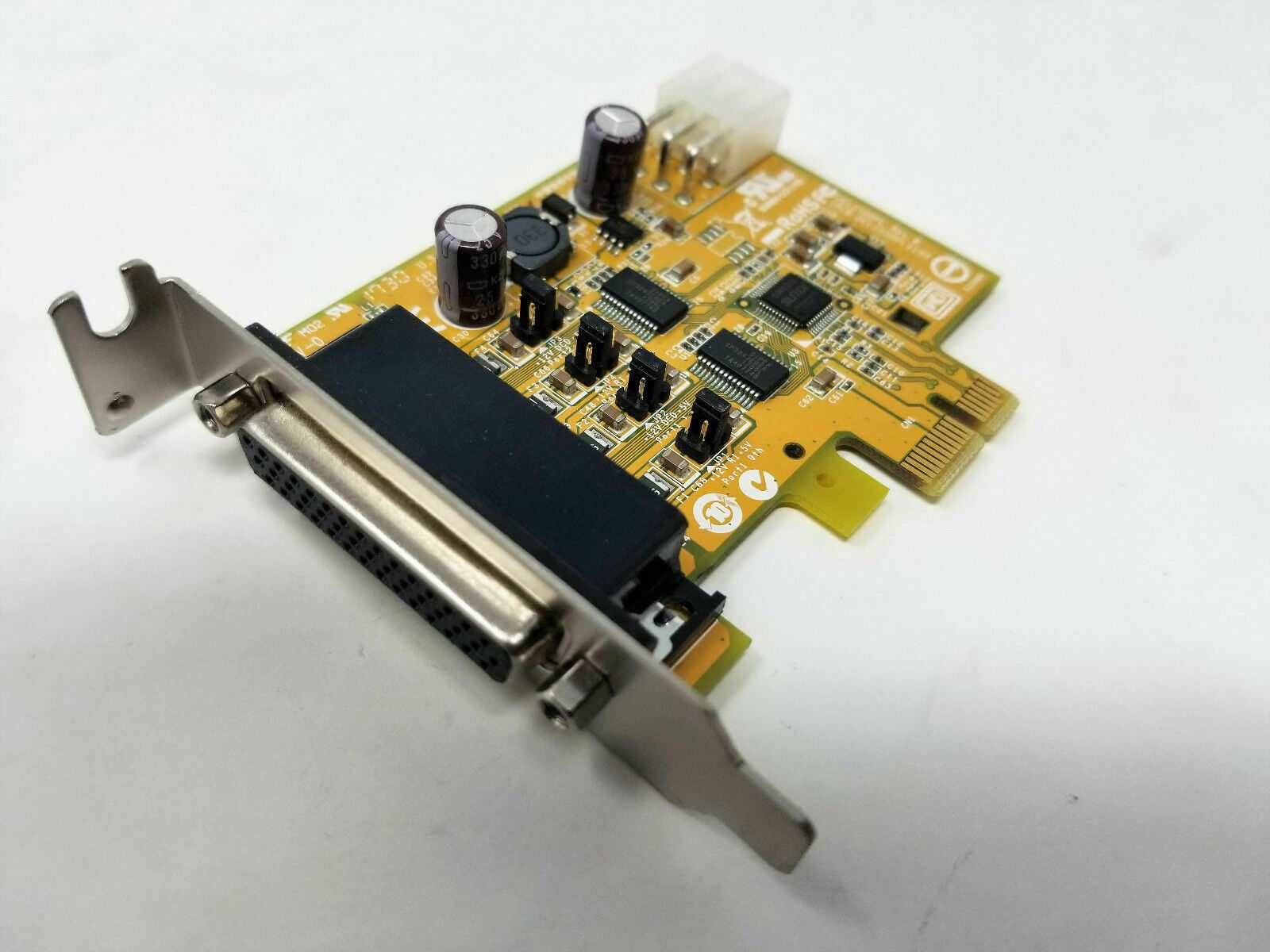 Scheda controller PCIe parallela per PC, componente hardware su sfondo bianco, Messoanuovo.it