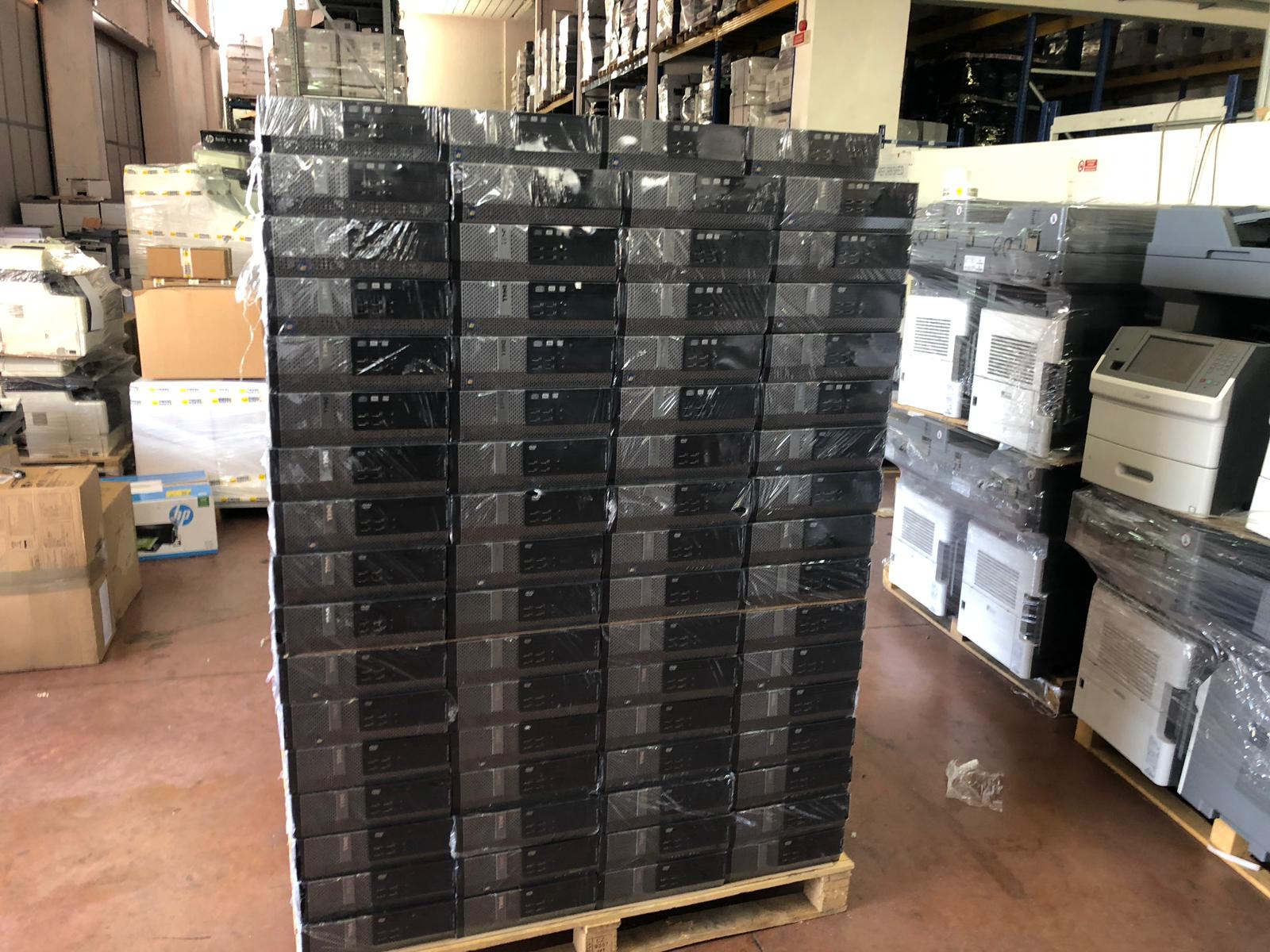 Pallet con pc ricondizionati impilati in magazzino Messoanuovo.it con stampanti multifunzione