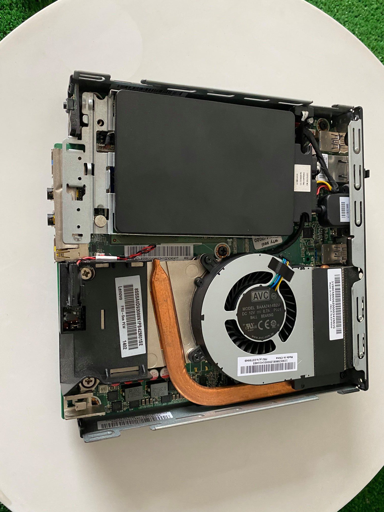Interno di un pc ricondizionato compatto, ventola di raffreddamento e componenti visibili, Messoanuovo.it