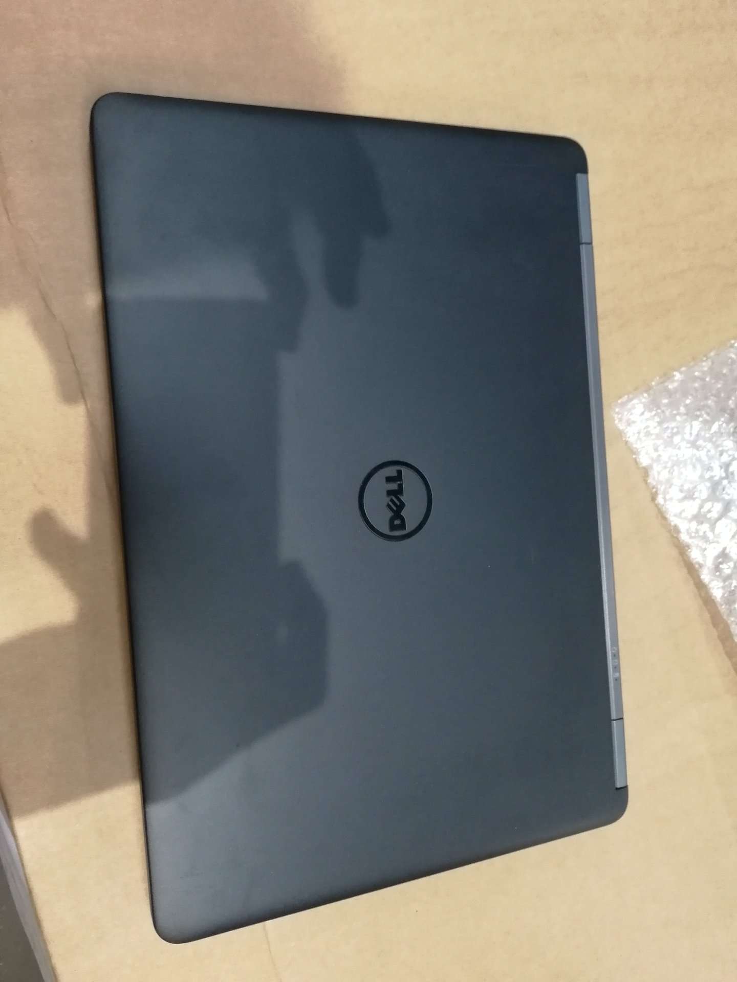 Notebook Dell ricondizionato chiuso su tavolo, ideale per lavoro e studio, Messoanuovo.it