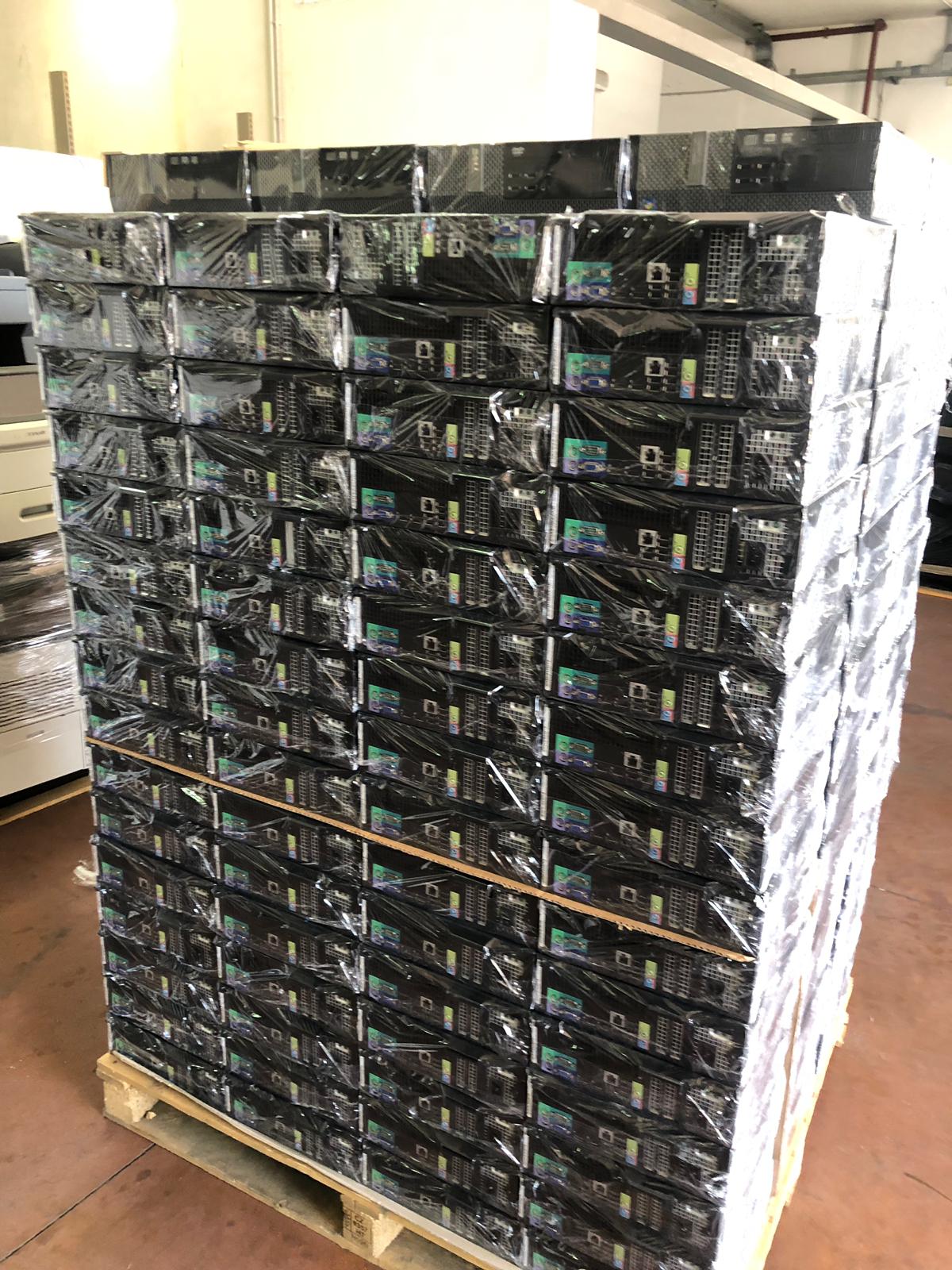 Bancale di PC desktop ricondizionati impilati e avvolti in plastica, magazzino Messoanuovo.it