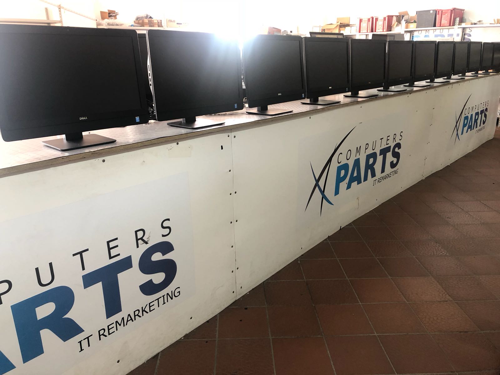 File di monitor ricondizionati Dell su banco Computers Parts per IT remarketing