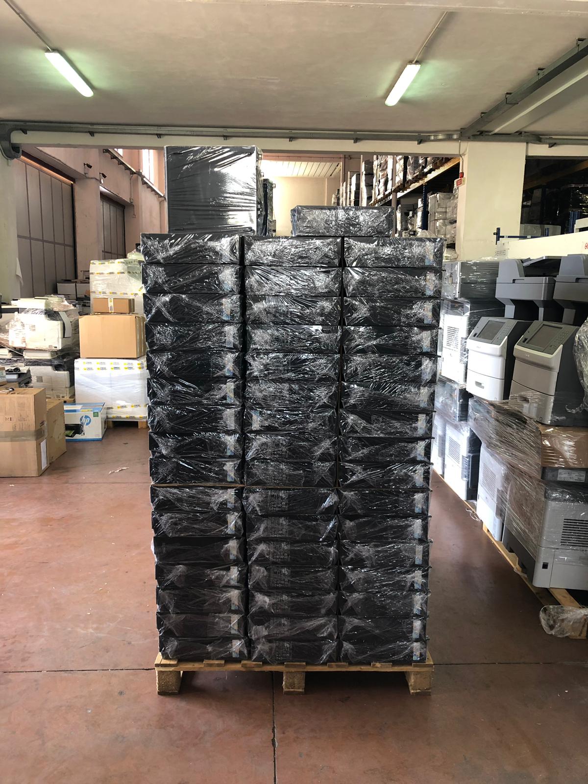 Stock di pc ricondizionati imballati su pallet in magazzino Messoanuovo.it, pronta consegna.