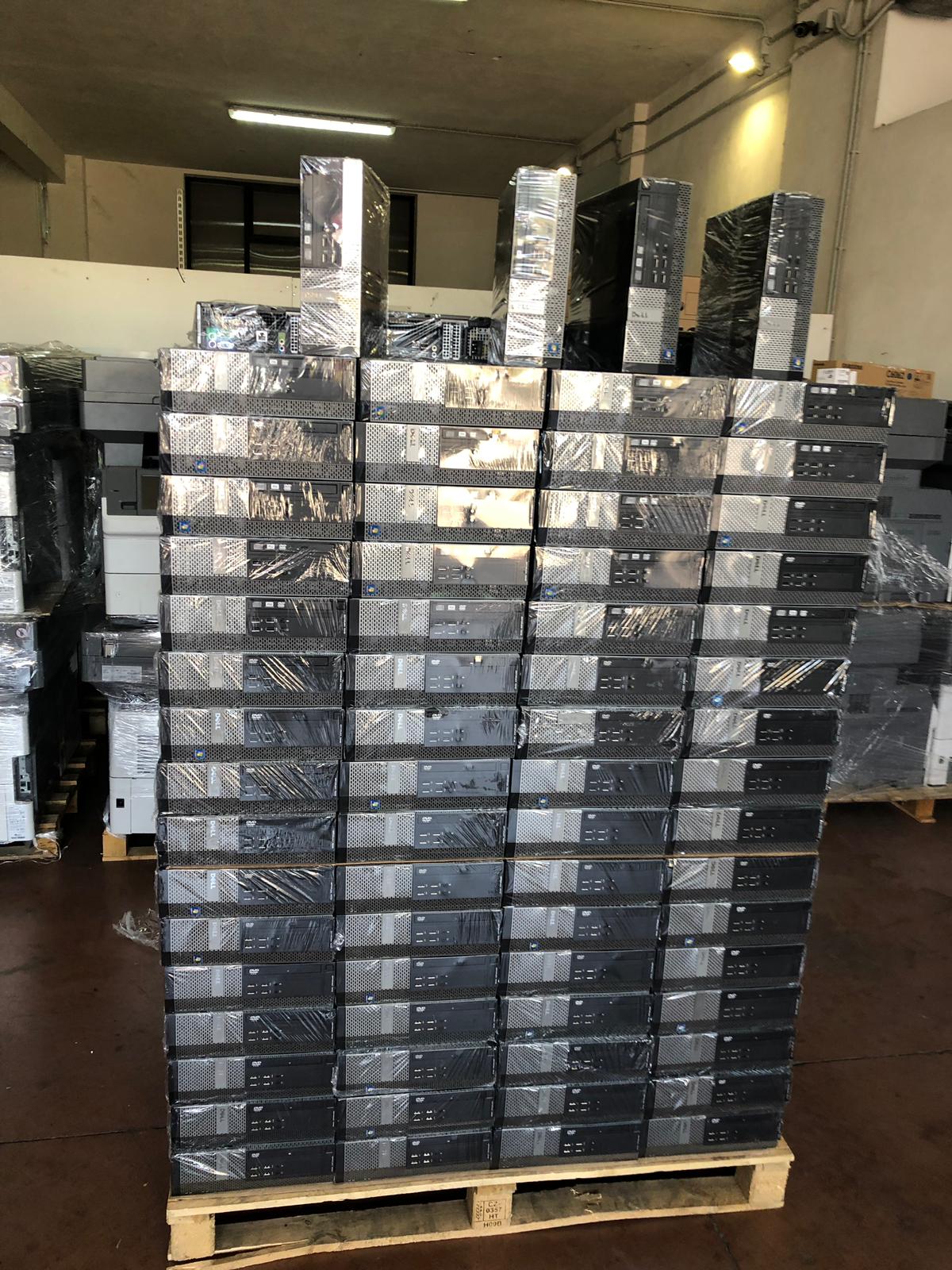 Pallet di PC fissi ricondizionati impilati in magazzino, Messoanuovo.it