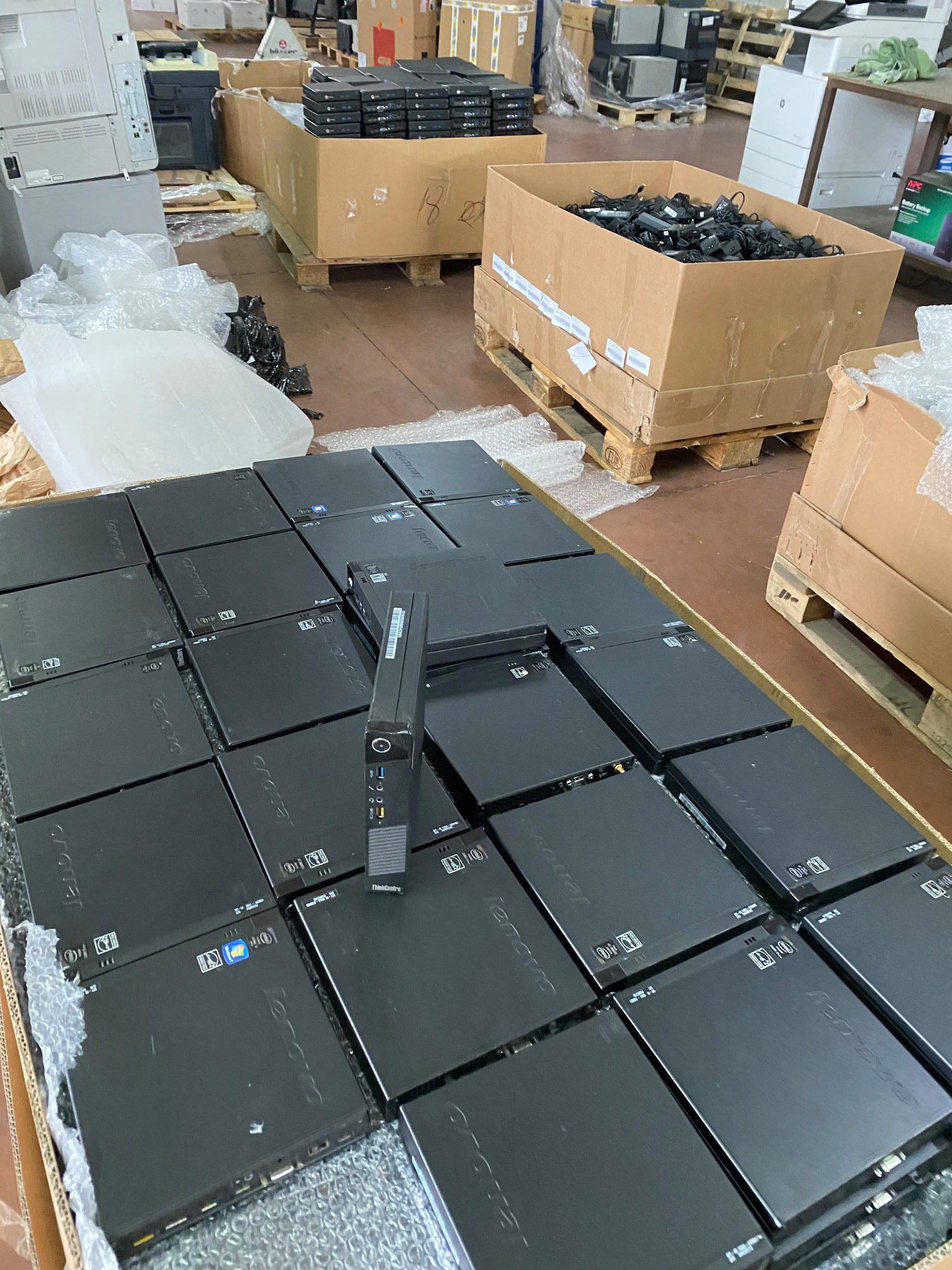 Pc Lenovo ricondizionati impilati in magazzino Messoanuovo.it, pronta spedizione
