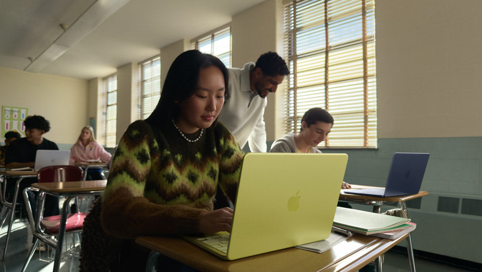 Studentessa usa il MacBook Neo 13" Giallo agrume in aula durante la lezione