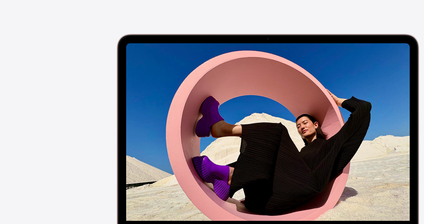 Schermo Liquid Retina da 13" del MacBook Neo con foto dai colori brillanti