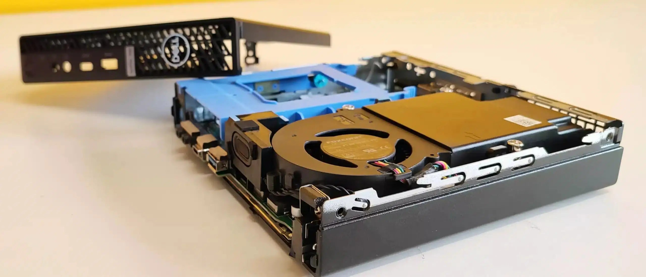 Interno del Dell Optiplex 7080 MFF aperto, con ventola e componenti visibili, facile accesso per manutenzione e upgrade