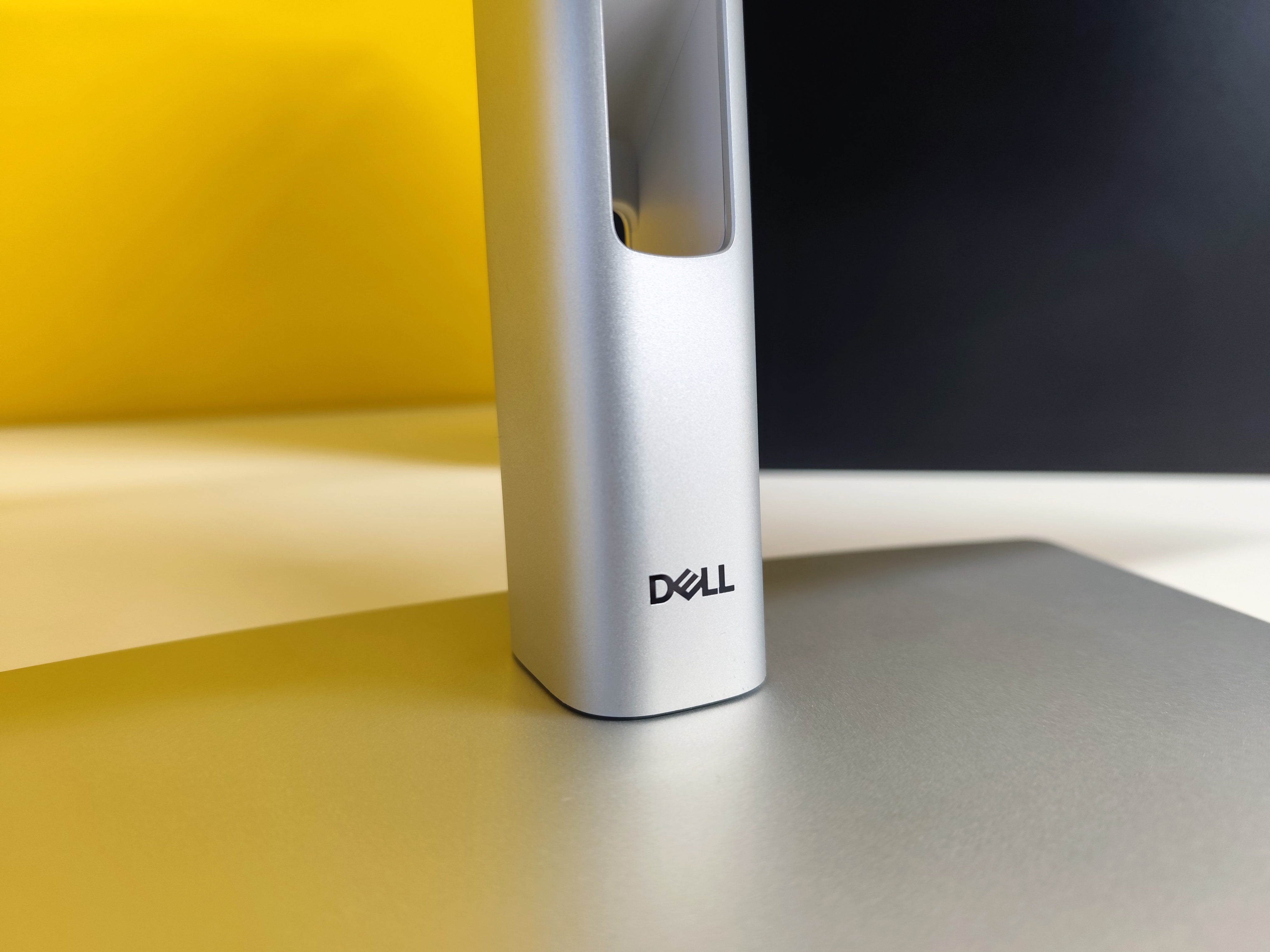 Dettaglio del supporto monitor del Bundle Dell Precision 5820 con Monitor 27", design elegante in argento per workstation potente.