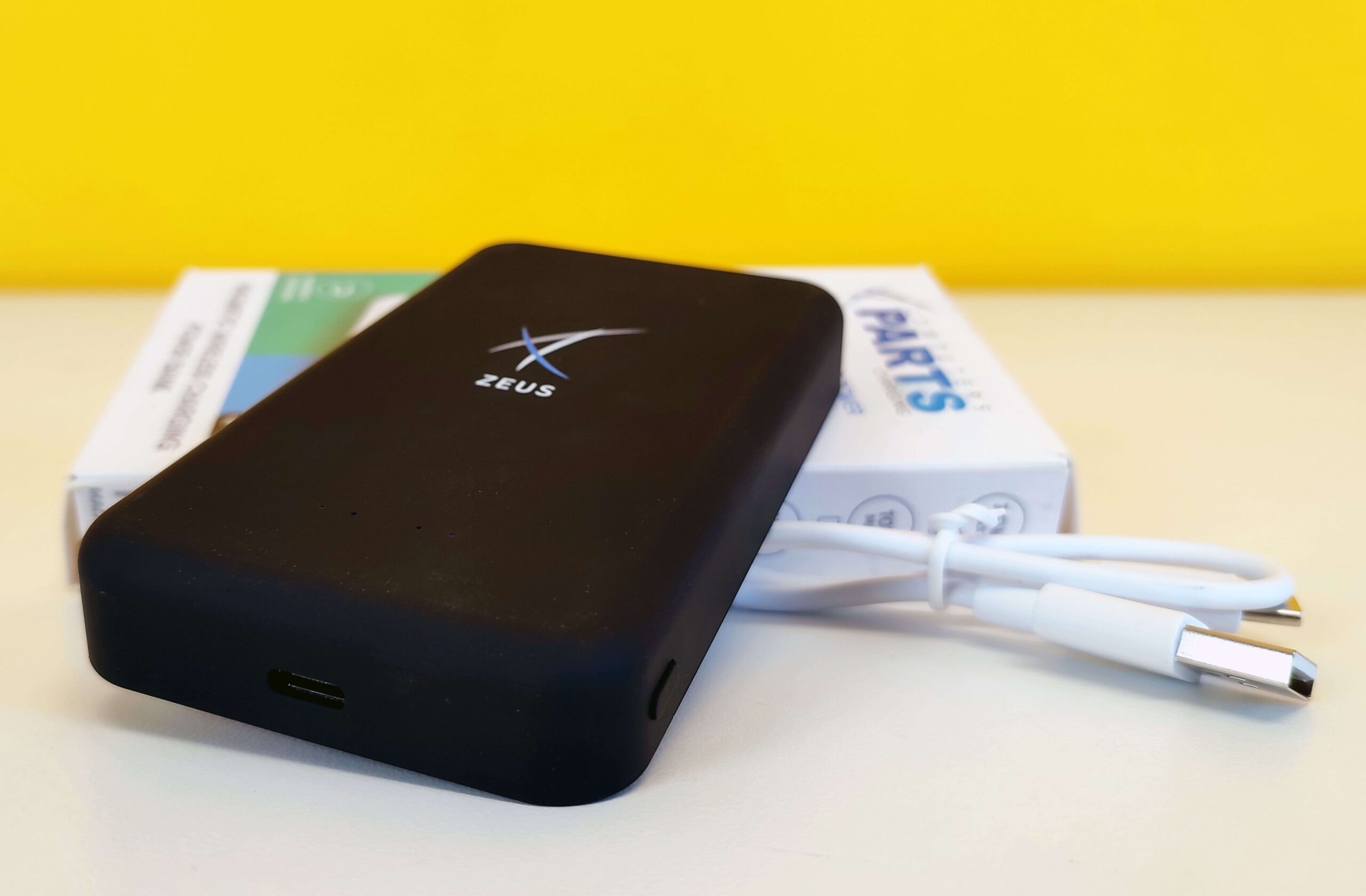 Zeus Power Bank MagSafe 10,000 mAh Wireless Charging Qualcomm Quick Charge 3.0 Compatible with Iphone Samsung Xiaomi Huawei