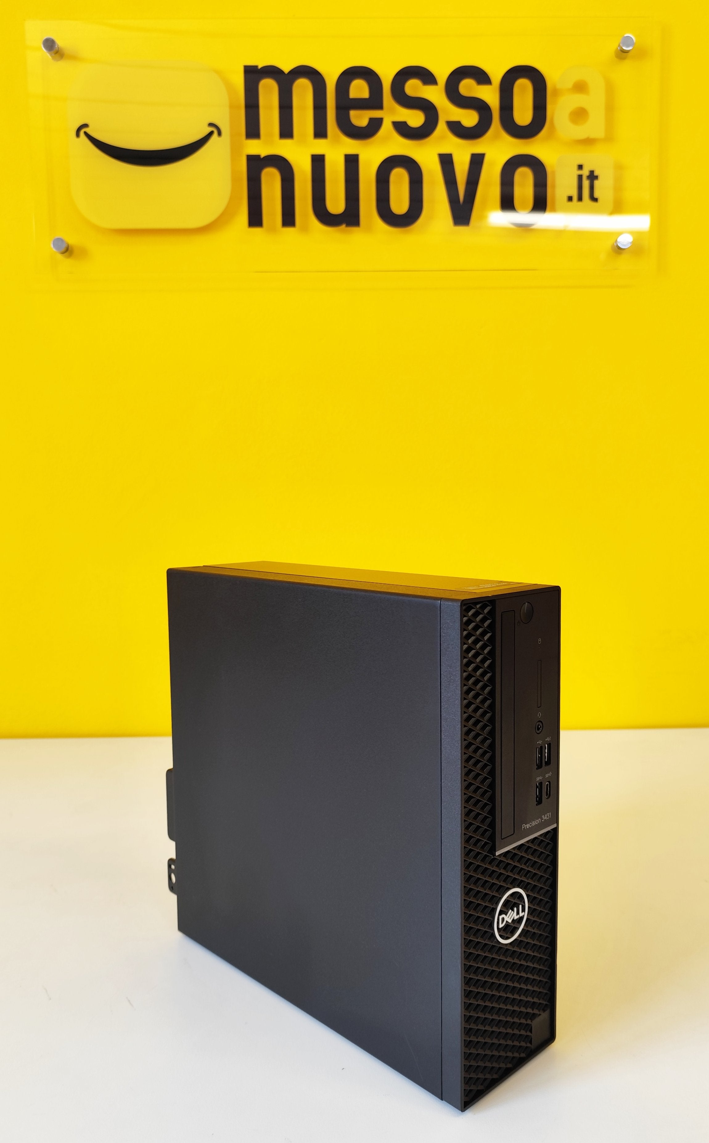 DELL Precision 3431 SFF ricondizionato su sfondo giallo con logo Messoanuovo.it, PC compatto ideale per ambienti aziendali e smart working