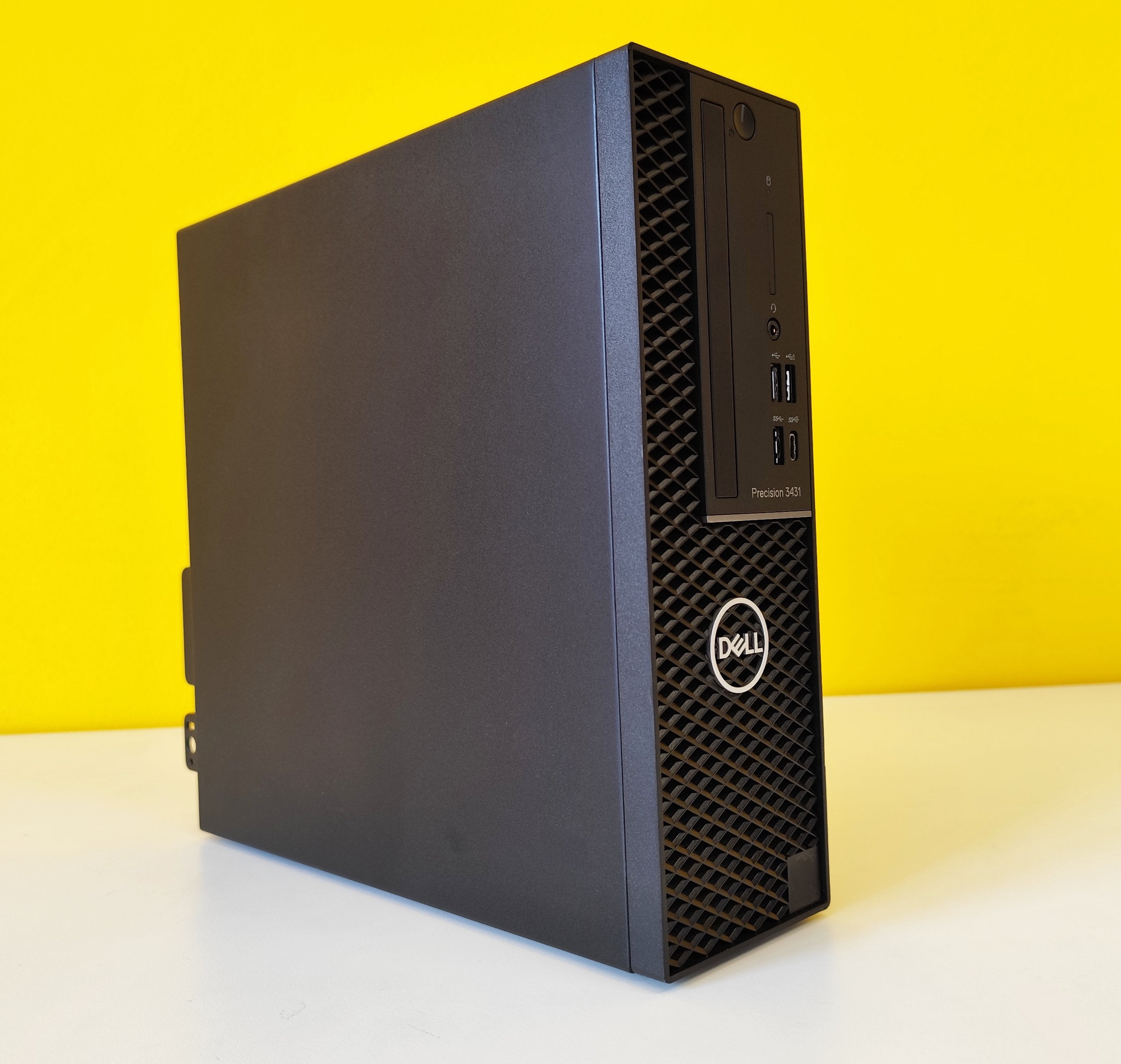 Vista angolare del DELL Precision 3431 SFF ricondizionato, case nero compatto con griglia frontale e porte USB per uso professionale