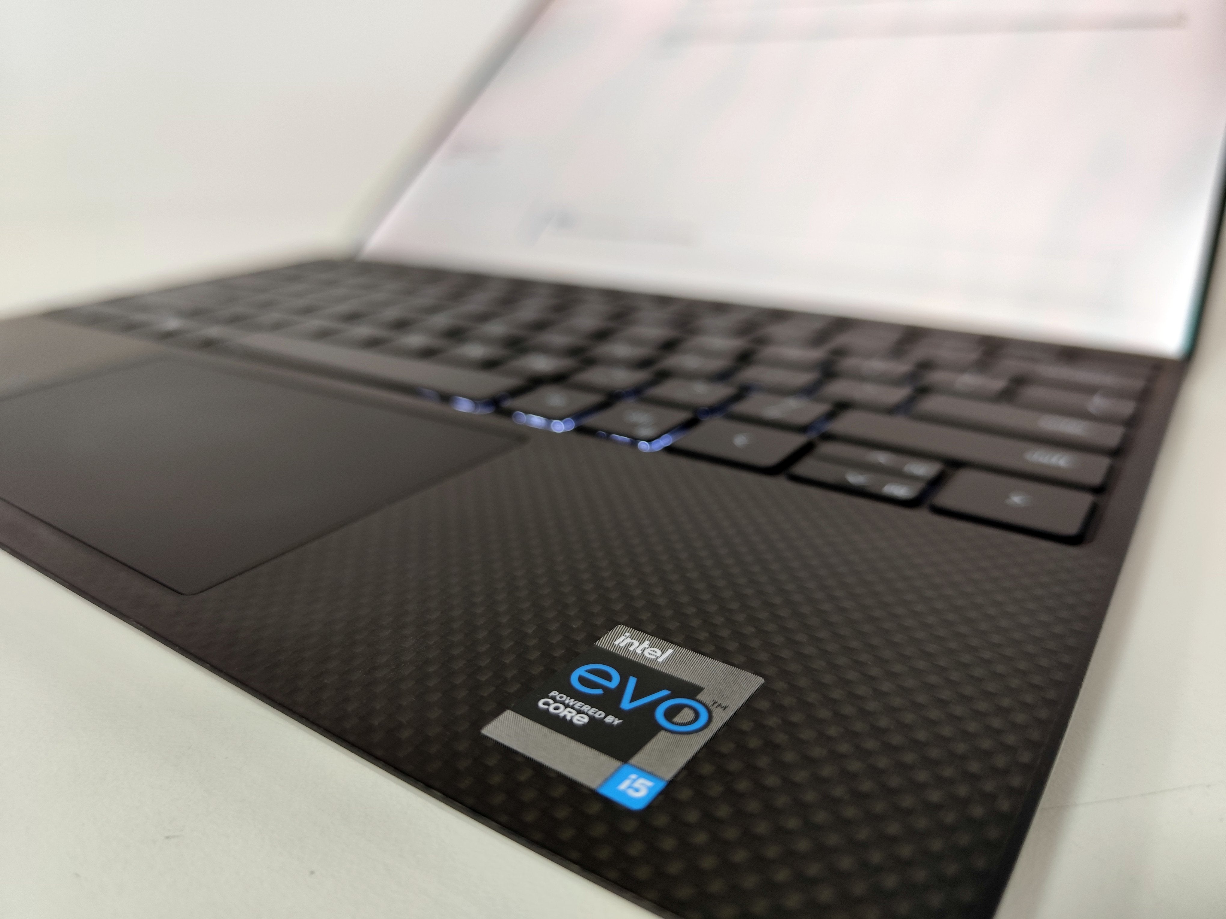 Dell XPS 9310 Notebook 13″ 4K TouchScreen | Intel Core i5-1135G7 | Ram 16 GB |  FreeDOS Eleganza e Potenza