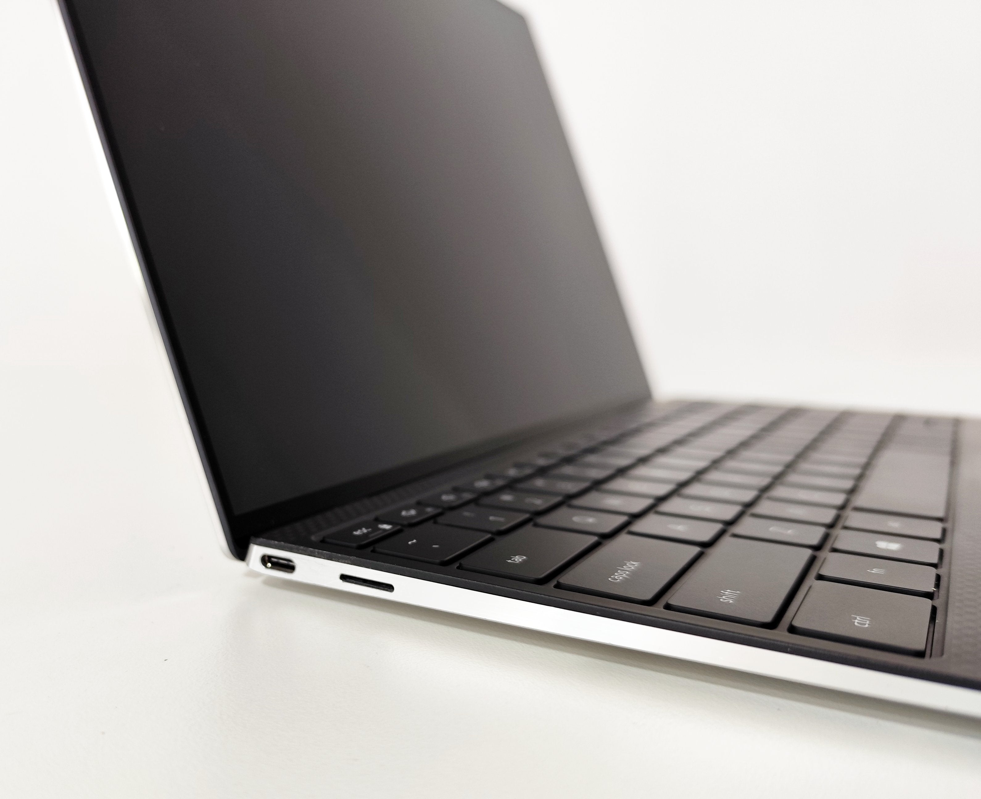Dell XPS 9310 Notebook 13″ 4K TouchScreen | Intel Core i5-1135G7 | Ram 16 GB |  FreeDOS Eleganza e Potenza