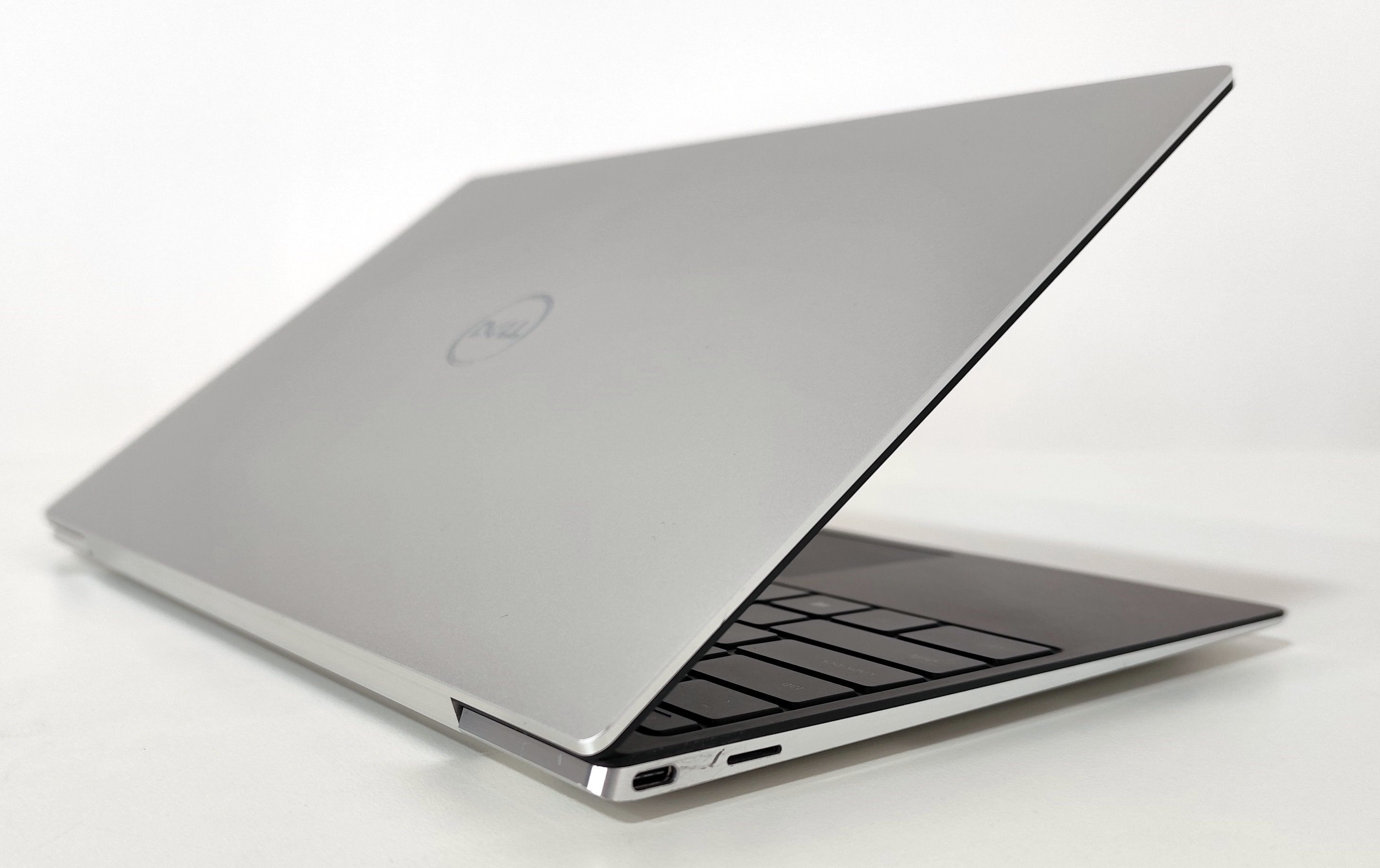 Dell XPS 9310 Notebook 13″ 4K TouchScreen | Intel Core i5-1135G7 | Ram 16 GB |  FreeDOS Eleganza e Potenza