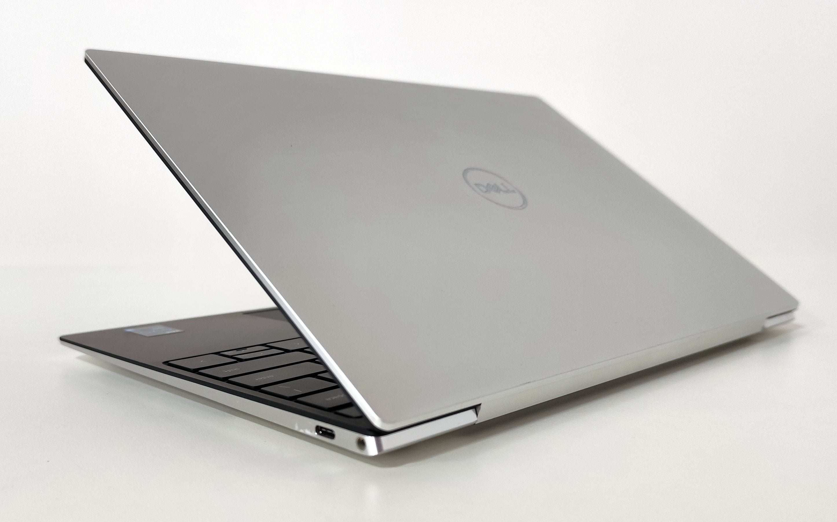 Dell XPS 9310 Notebook 13″ 4K TouchScreen | Intel Core i5-1135G7 | Ram 16 GB |  FreeDOS Eleganza e Potenza