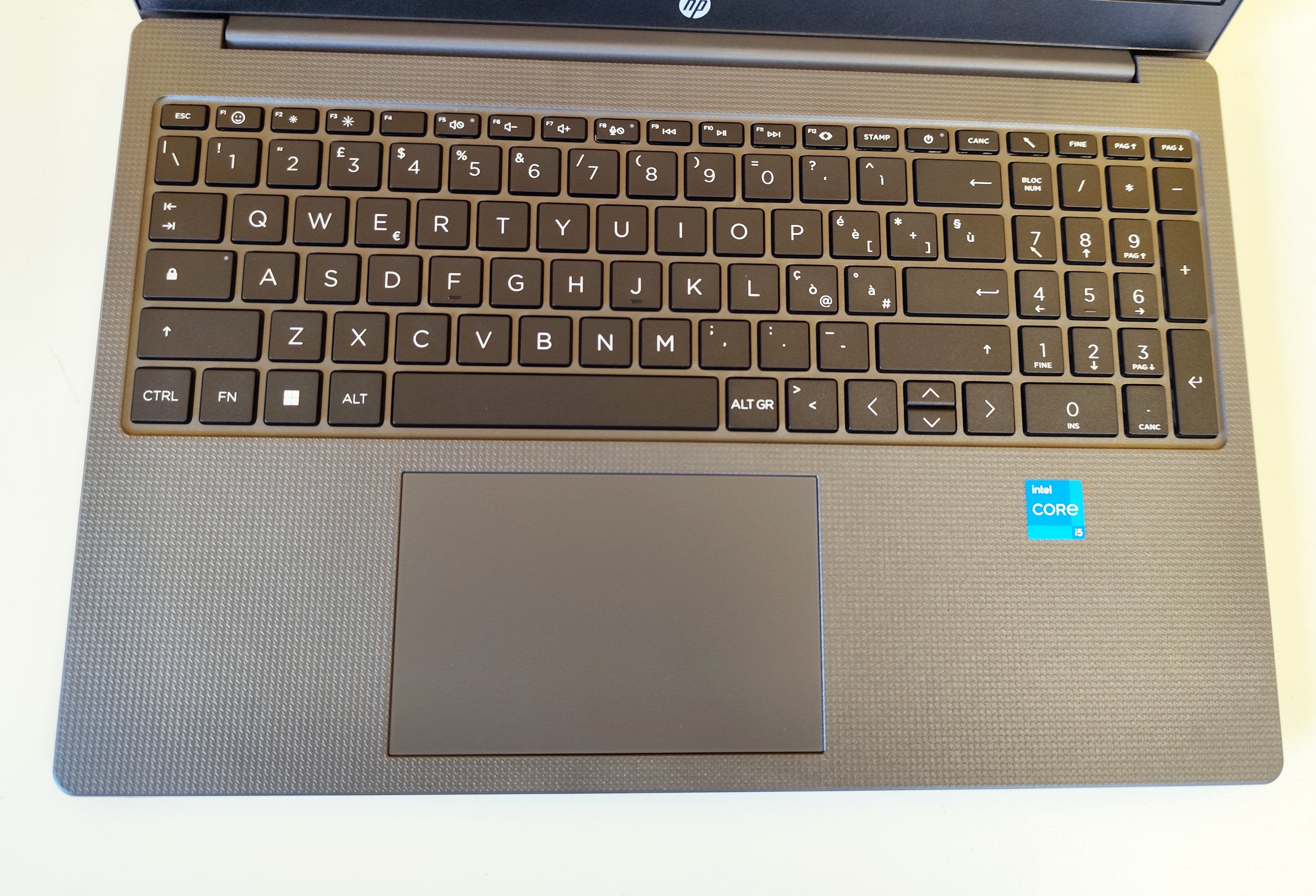 Vista dall’alto della tastiera del notebook HP 250 G10 con touchpad centrale e layout italiano completo.