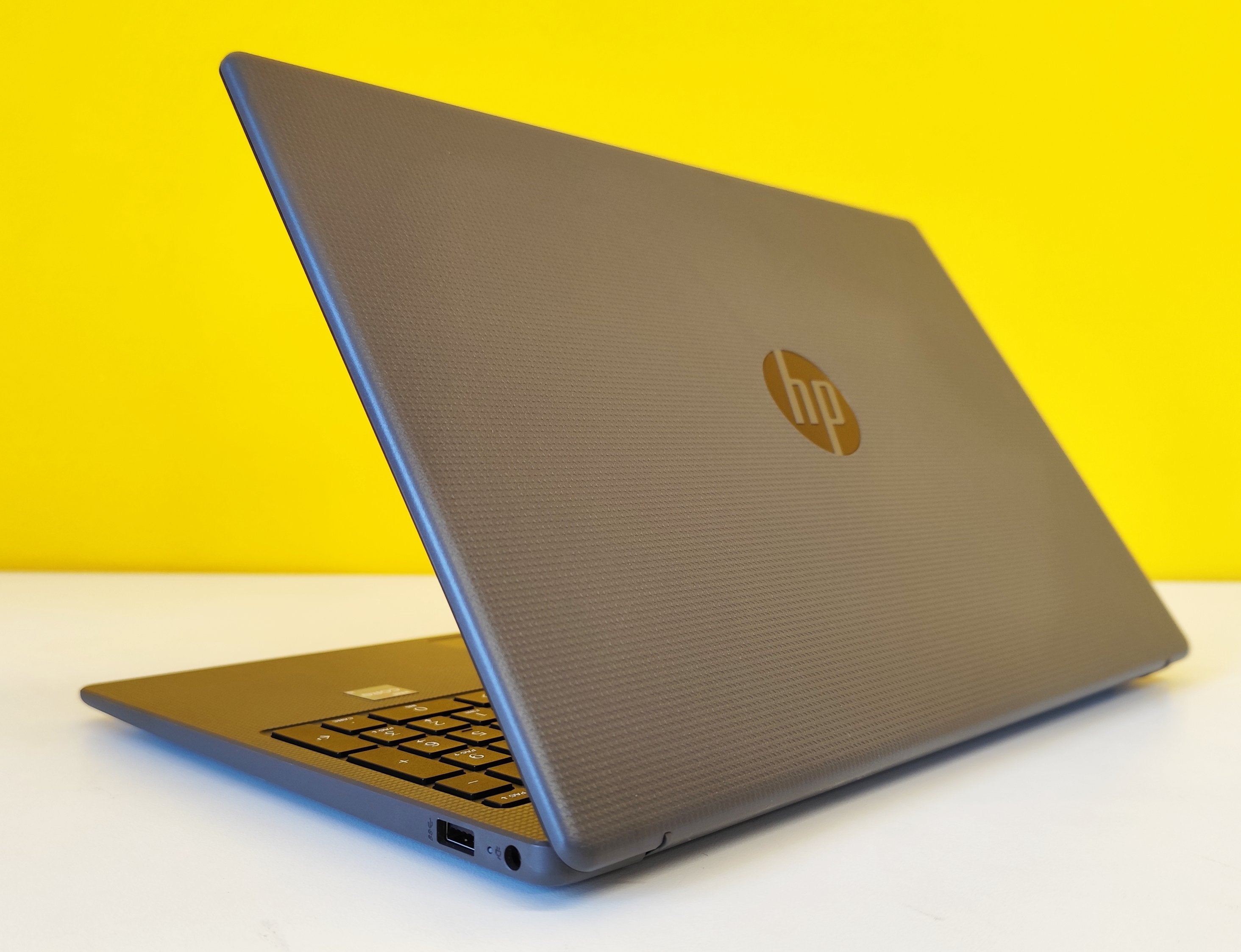 Notebook HP 250 G10 semiaperto con logo HP visibile sul retro, design compatto e moderno per uso professionale.