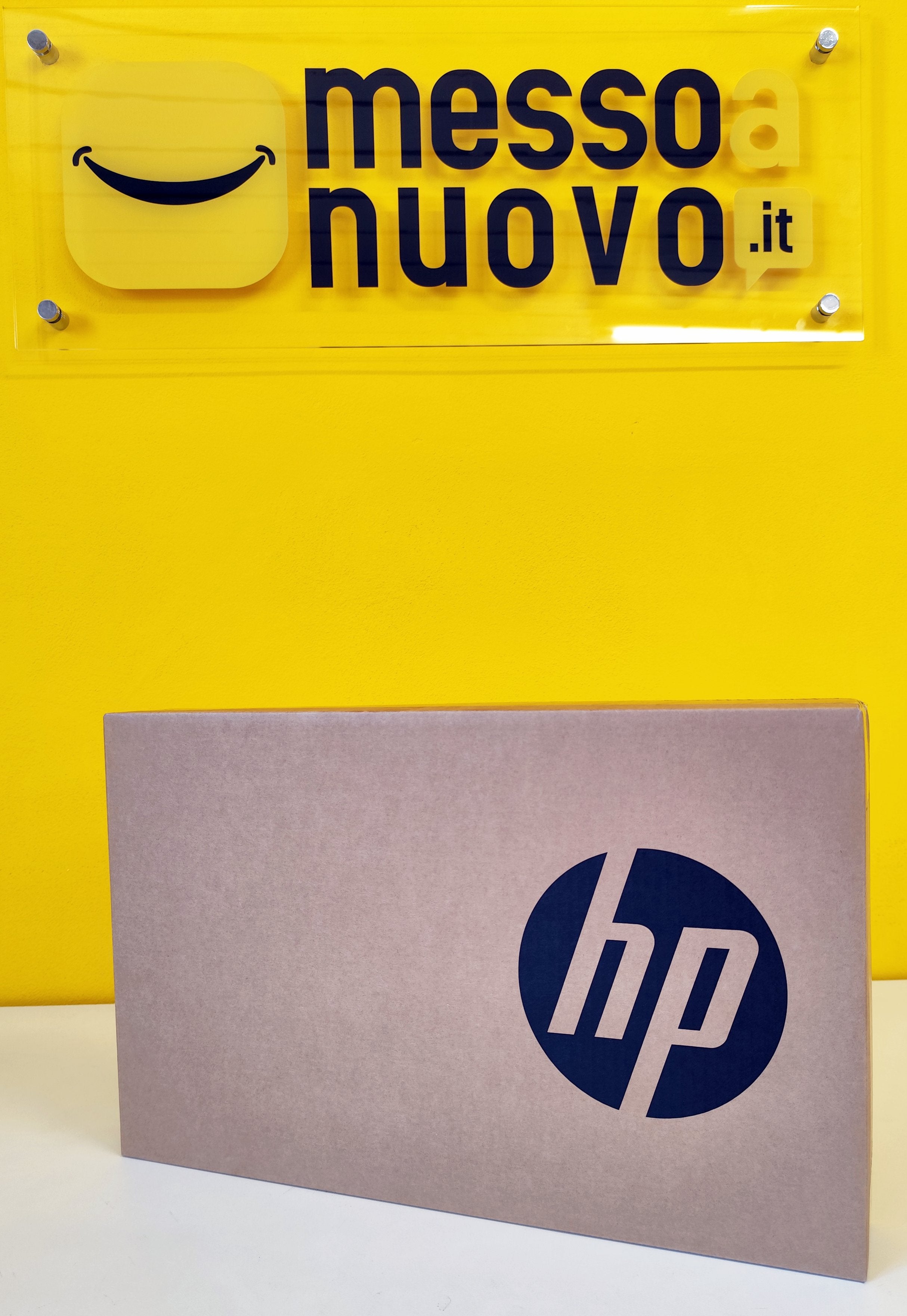 Confezione originale HP del notebook 250 G10 davanti al logo Messoanuovo.it, prodotto nuovo pronto all’uso.