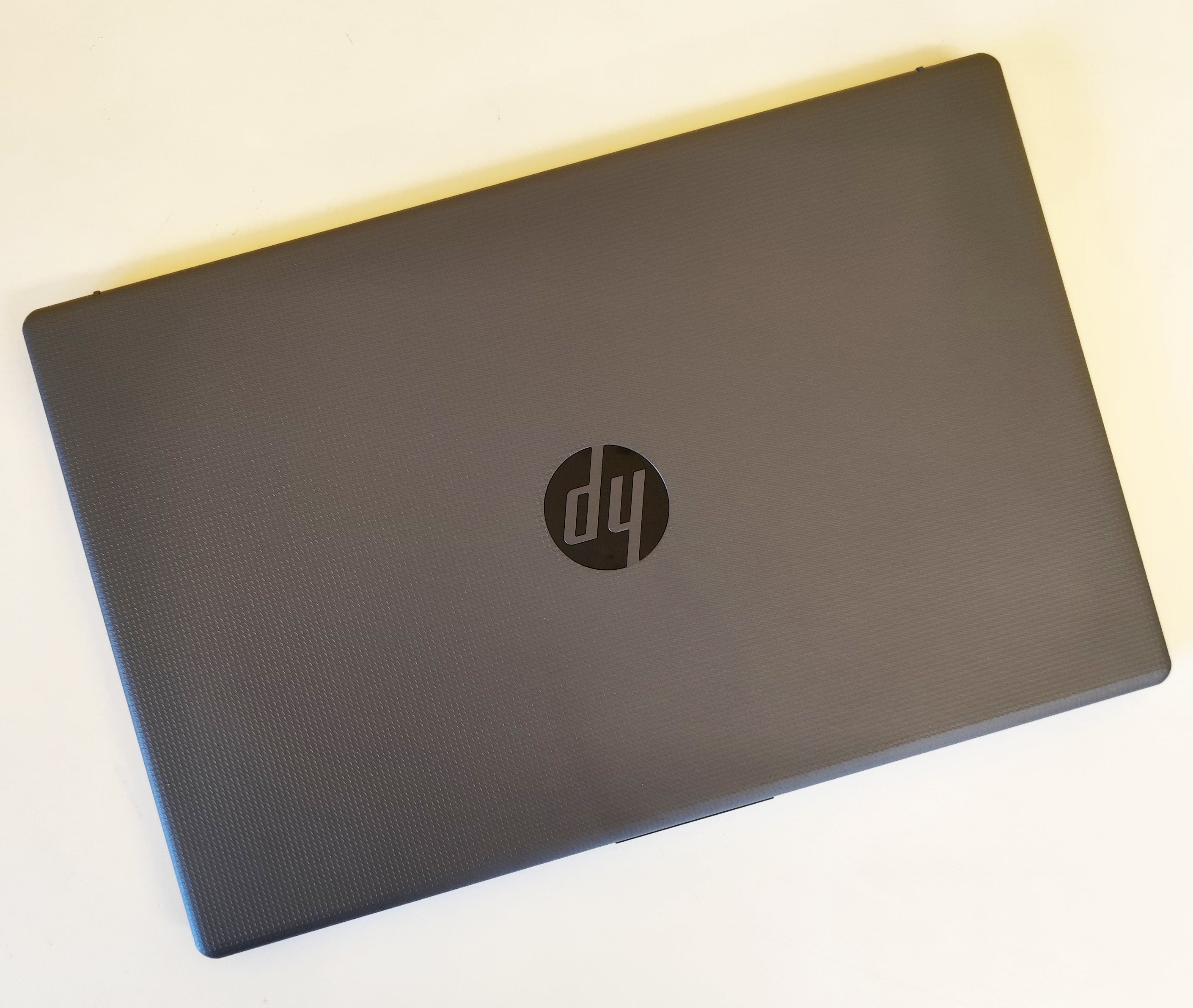 Vista dall’alto del notebook HP 250 G10 chiuso, con logo HP centrale e superficie testurizzata grigia.