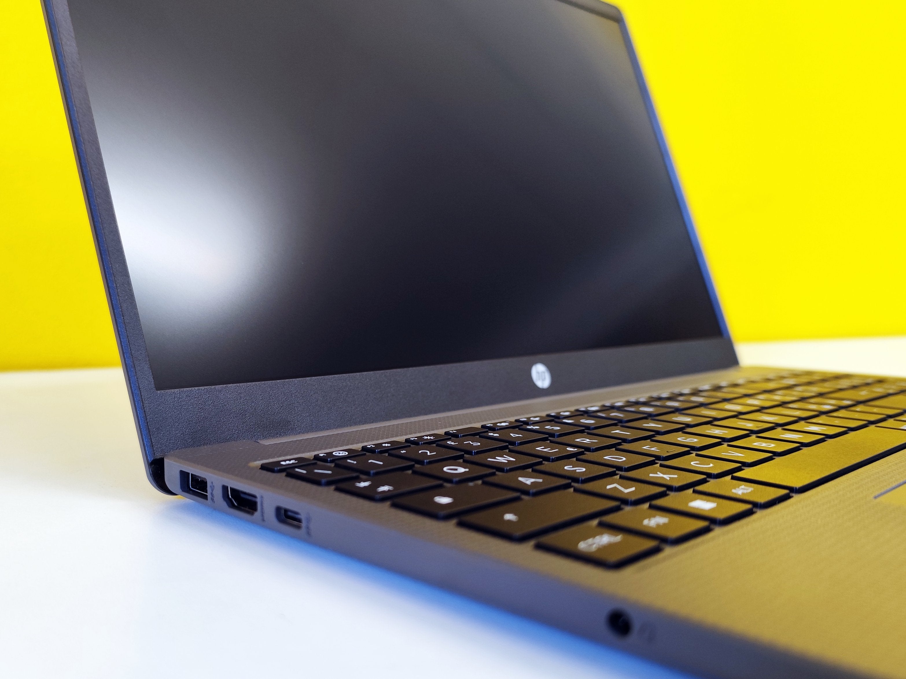 Vista laterale del notebook HP 250 G10 con tastiera nera e schermo spento, design sottile e moderno.