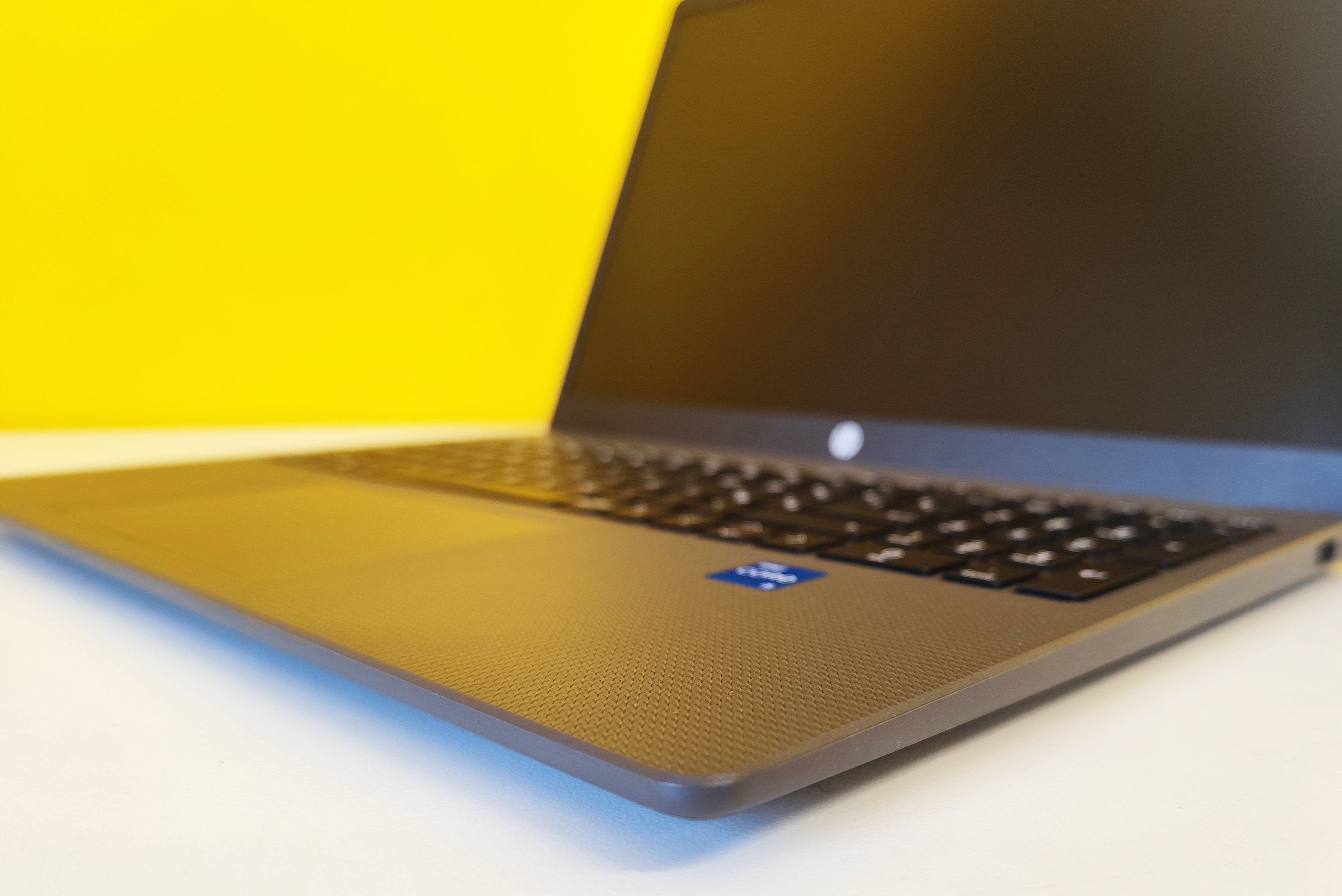 Dettaglio angolare del notebook HP 250 G10 con superficie testurizzata e poggiapolsi ampio per comfort d’uso.