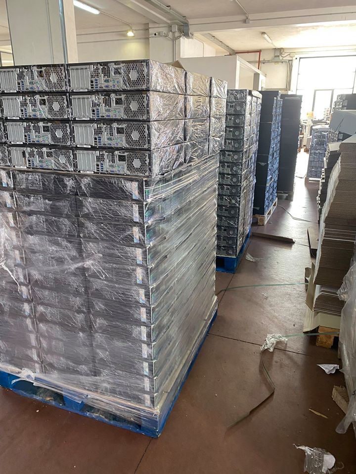 Pallet di pc desktop ricondizionati imballati in magazzino Messoanuovo.it