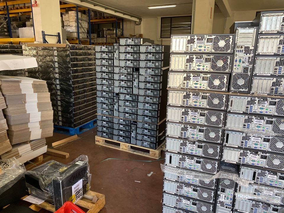 Magazzino con pile di PC desktop ricondizionati pronti per la vendita su Messoanuovo.it