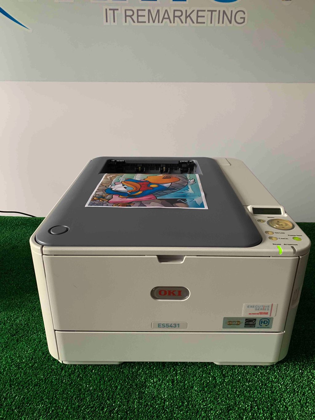 Stampante laser OKI ES5431 in funzione, stampa a colori, su sfondo negozio Messoanuovo.it