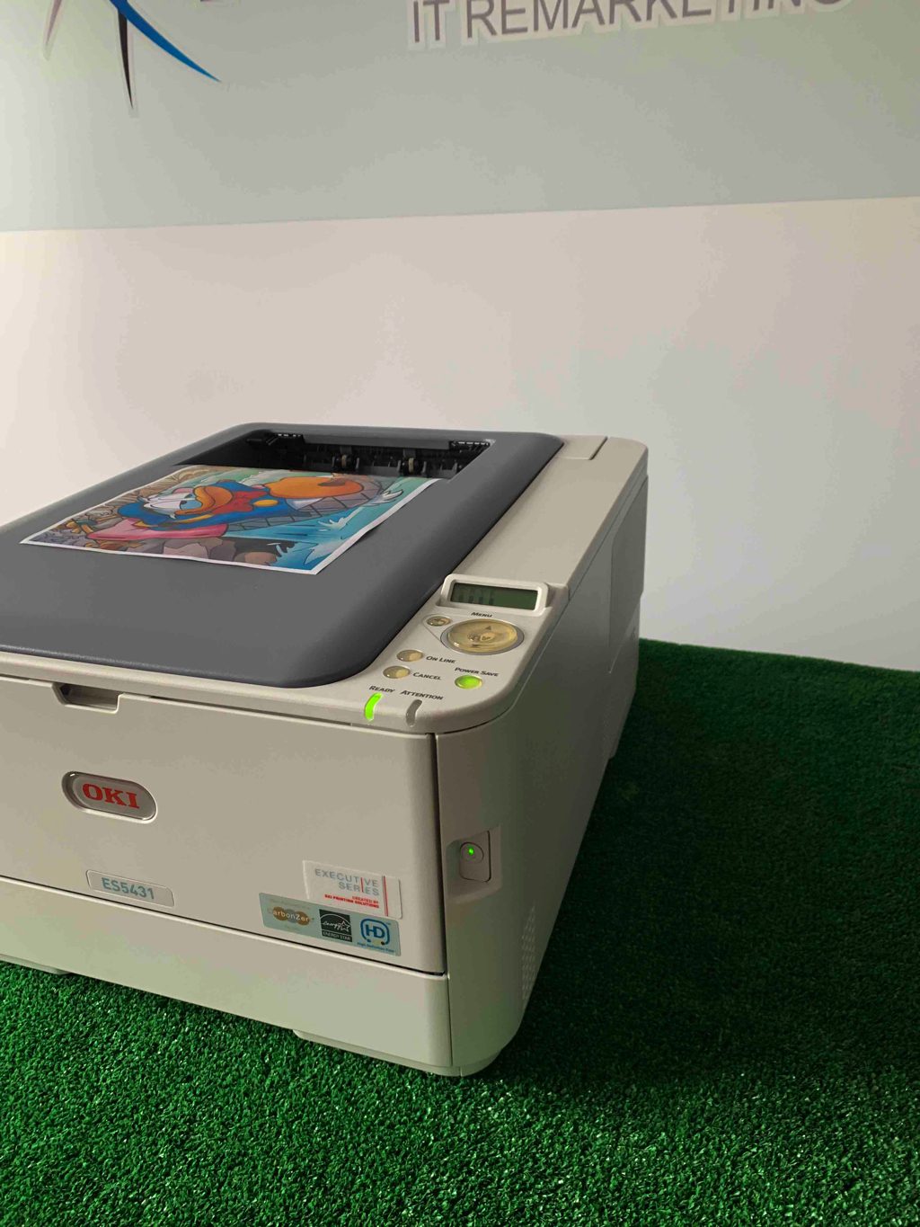 Stampante laser OKI ES5431 su tappeto verde con stampa a colori, prodotti Messoanuovo.it