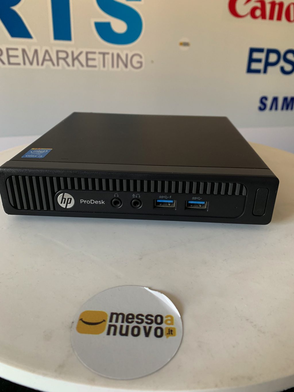 Mini PC HP ProDesk ricondizionato su tavolo bianco, logo messoanuovo.it visibile in primo piano