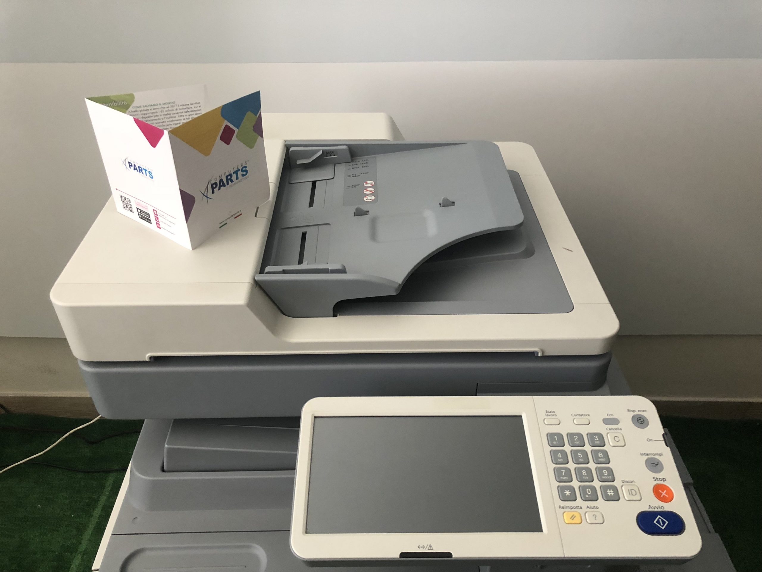 Stampante multifunzione laser da ufficio con pannello touch e brochure, Messoanuovo.it