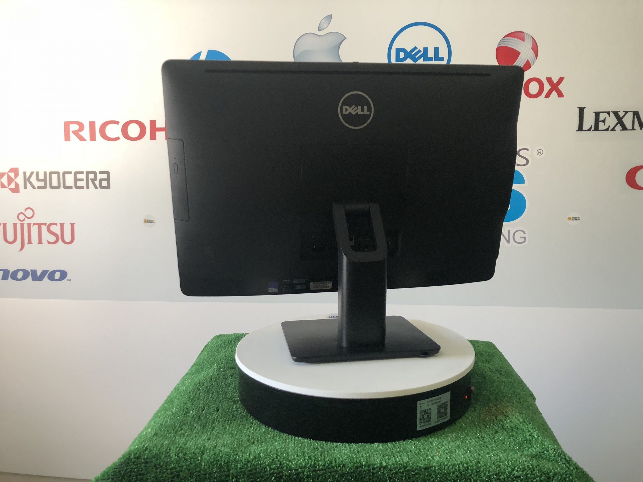 Monitor Dell ricondizionato visto da dietro, su supporto in negozio Messoanuovo.it, sfondo con loghi brand tech