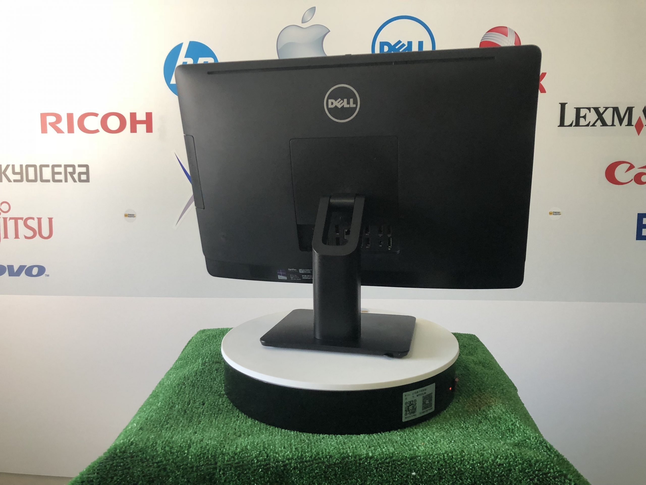 Monitor Dell ricondizionato su esposizione verde, sfondo loghi marche tech, Messoanuovo.it