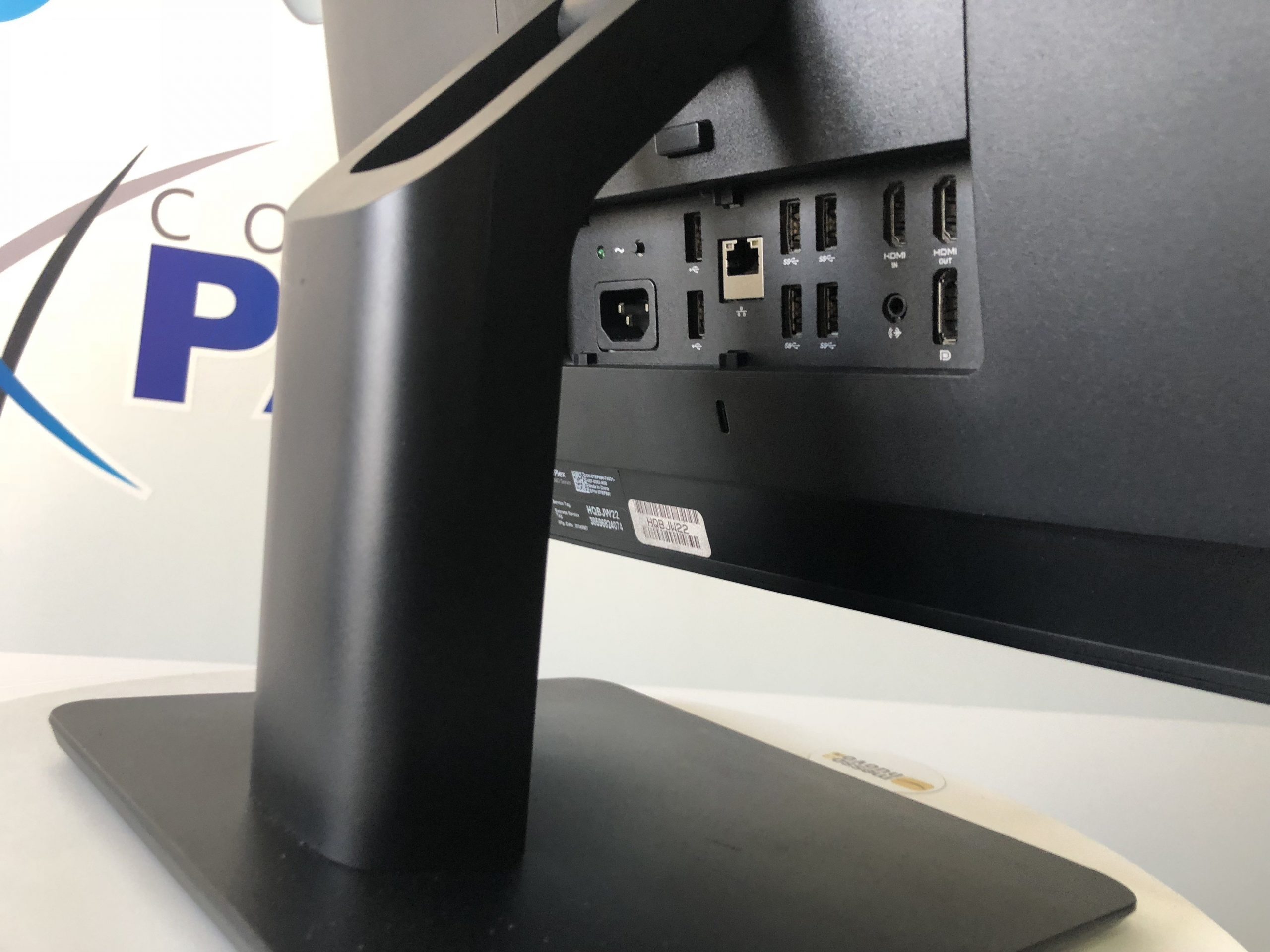 Retro di monitor con porte USB, HDMI e Ethernet esposto da Messoanuovo.it