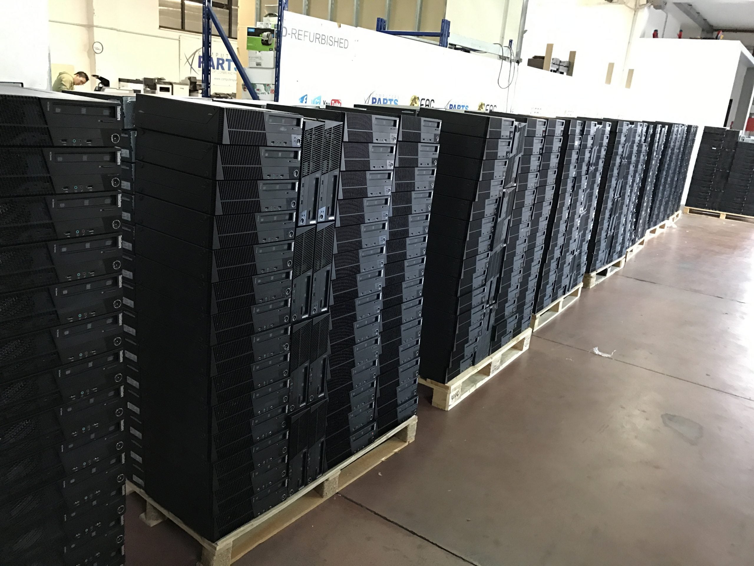 Numerose torri PC ricondizionati su pallet in magazzino Messoanuovo.it