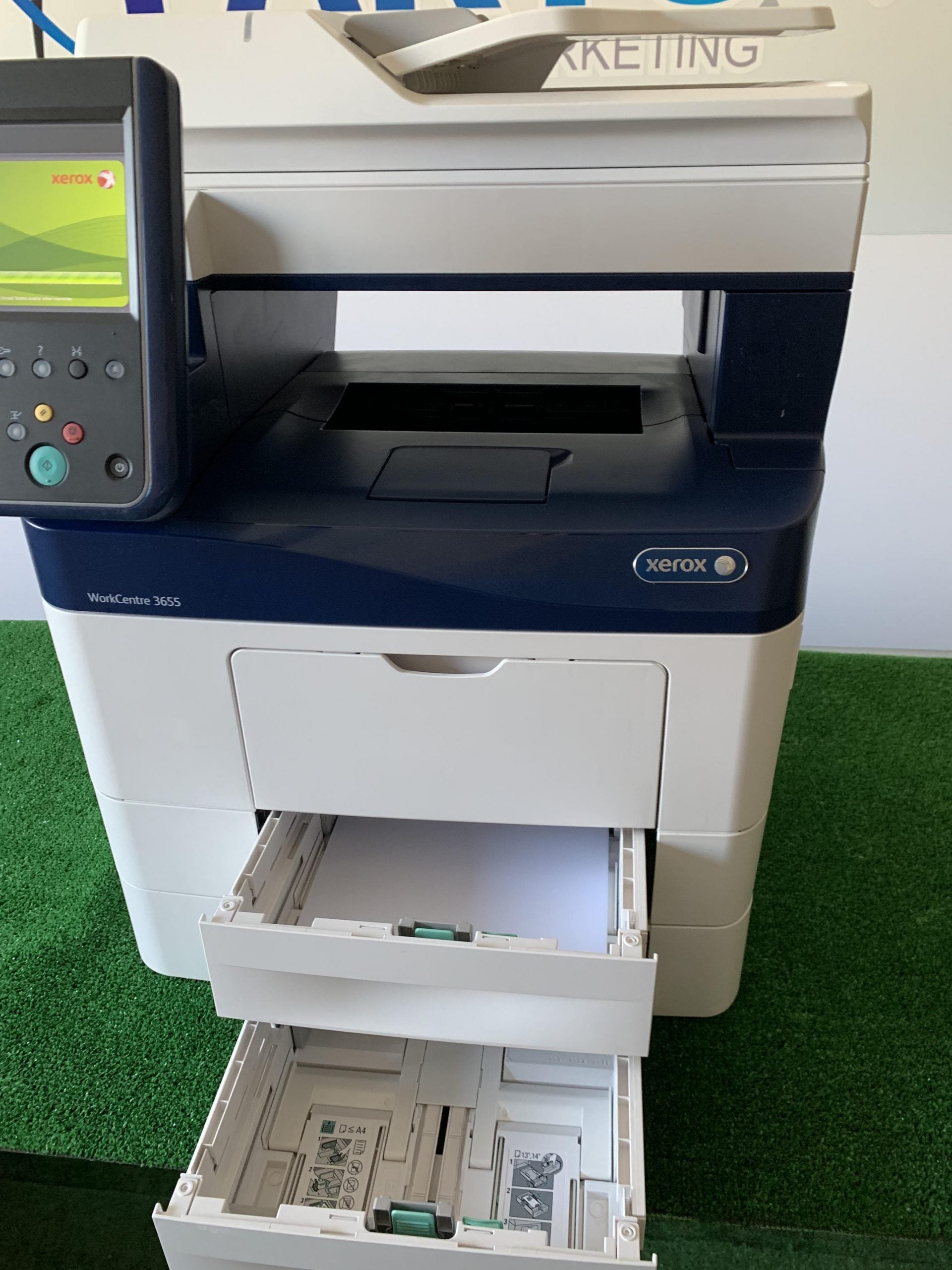 Stampante multifunzione Xerox WorkCentre 3655 su sfondo verde, vista frontale con cassetto carta aperto