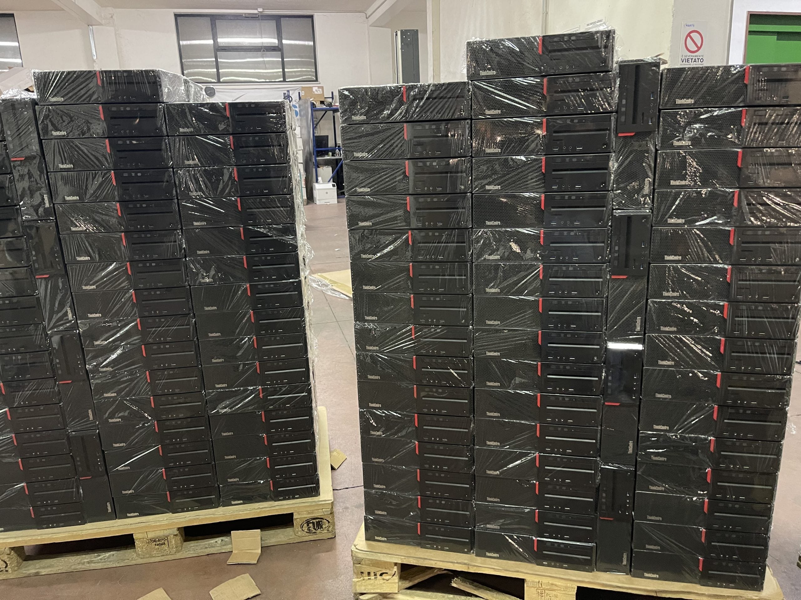 Pallet di pc desktop ThinkCentre ricondizionati pronti alla vendita su Messoanuovo.it